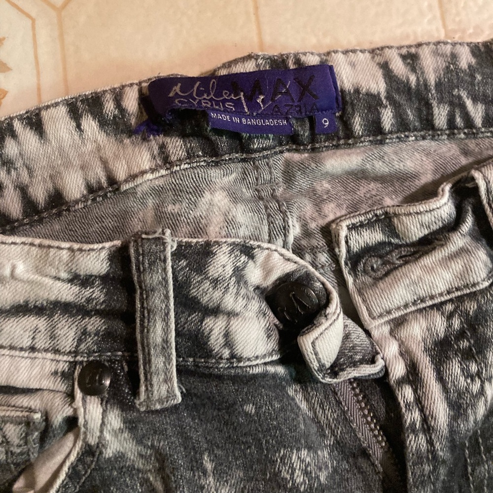 Miley Cyrus max ariza skinny jeans